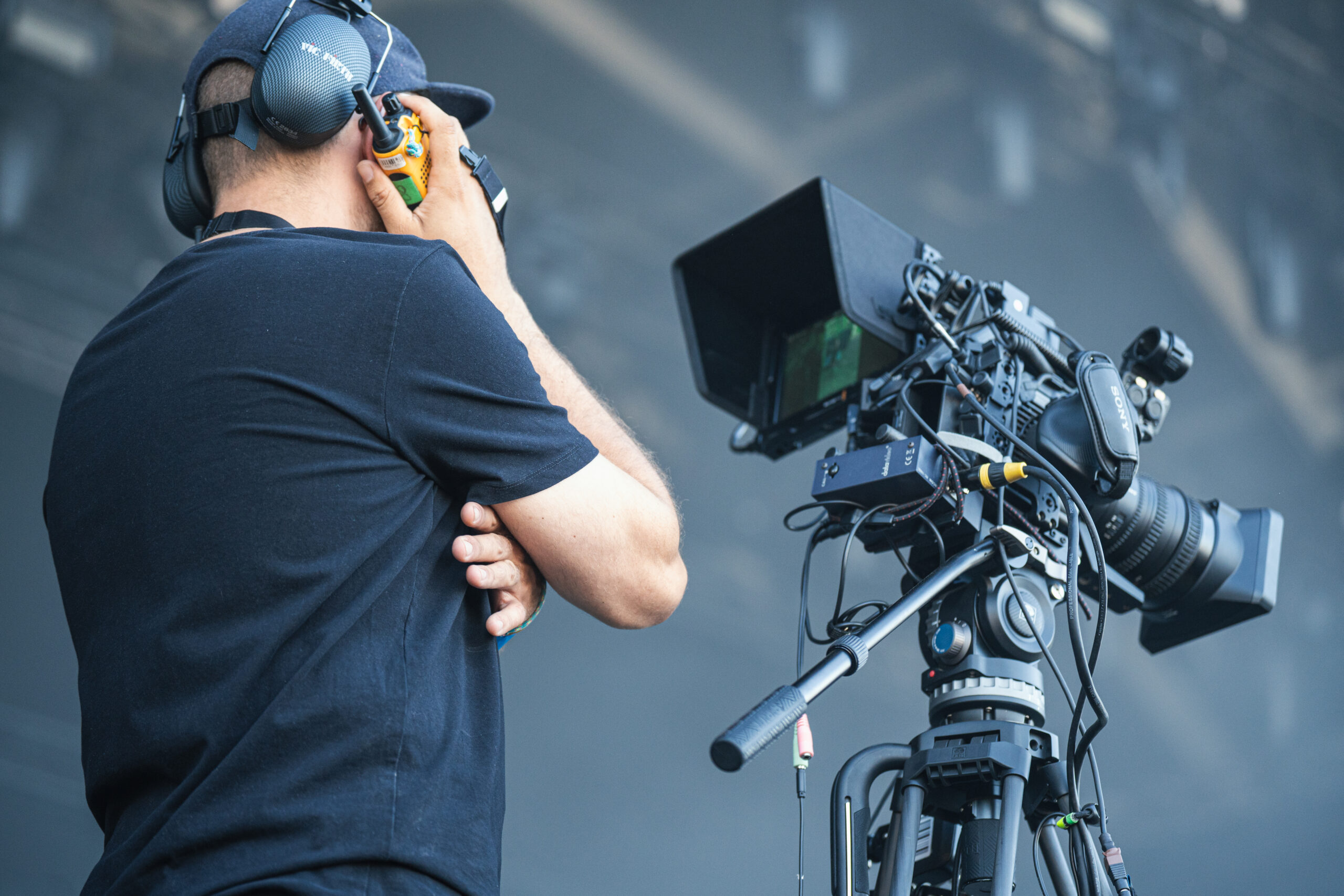 Un technicien derrière une caméra Un technicien derrière une caméra