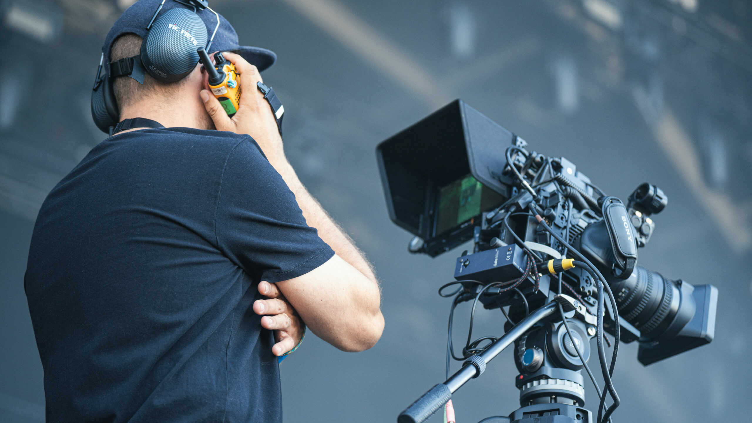 Un technicien derrière une caméra durant une prestation vidéo