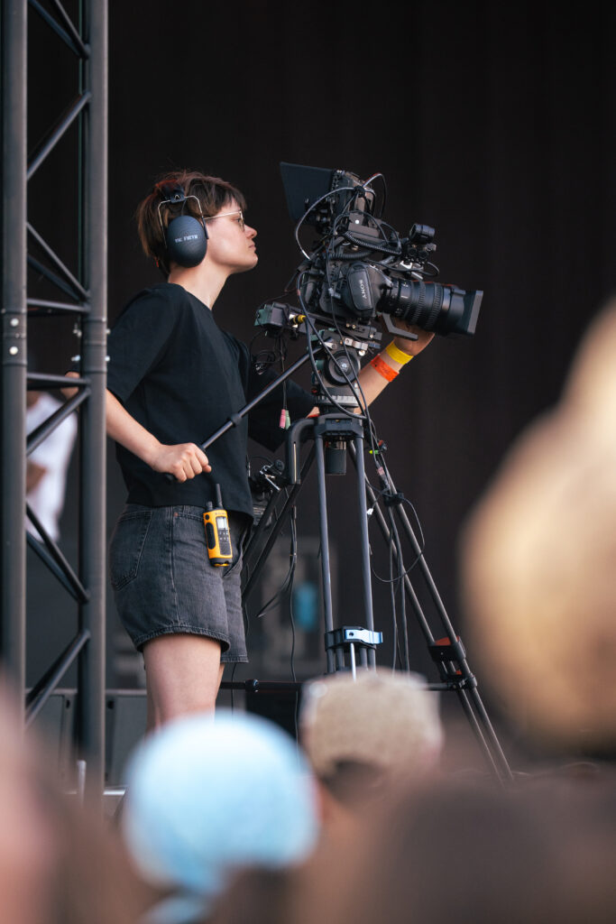 Une cadreuse derrière une caméra.